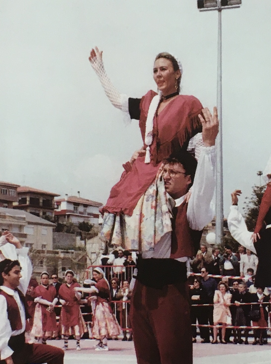 Any 1997 - ActuaciÃ³ de la colla caramellaire de l'AgrupaciÃ³ Sardanista (font: llibre 'Les Caramelles de SÃºria' de NÃºria Balaguer i Riera).