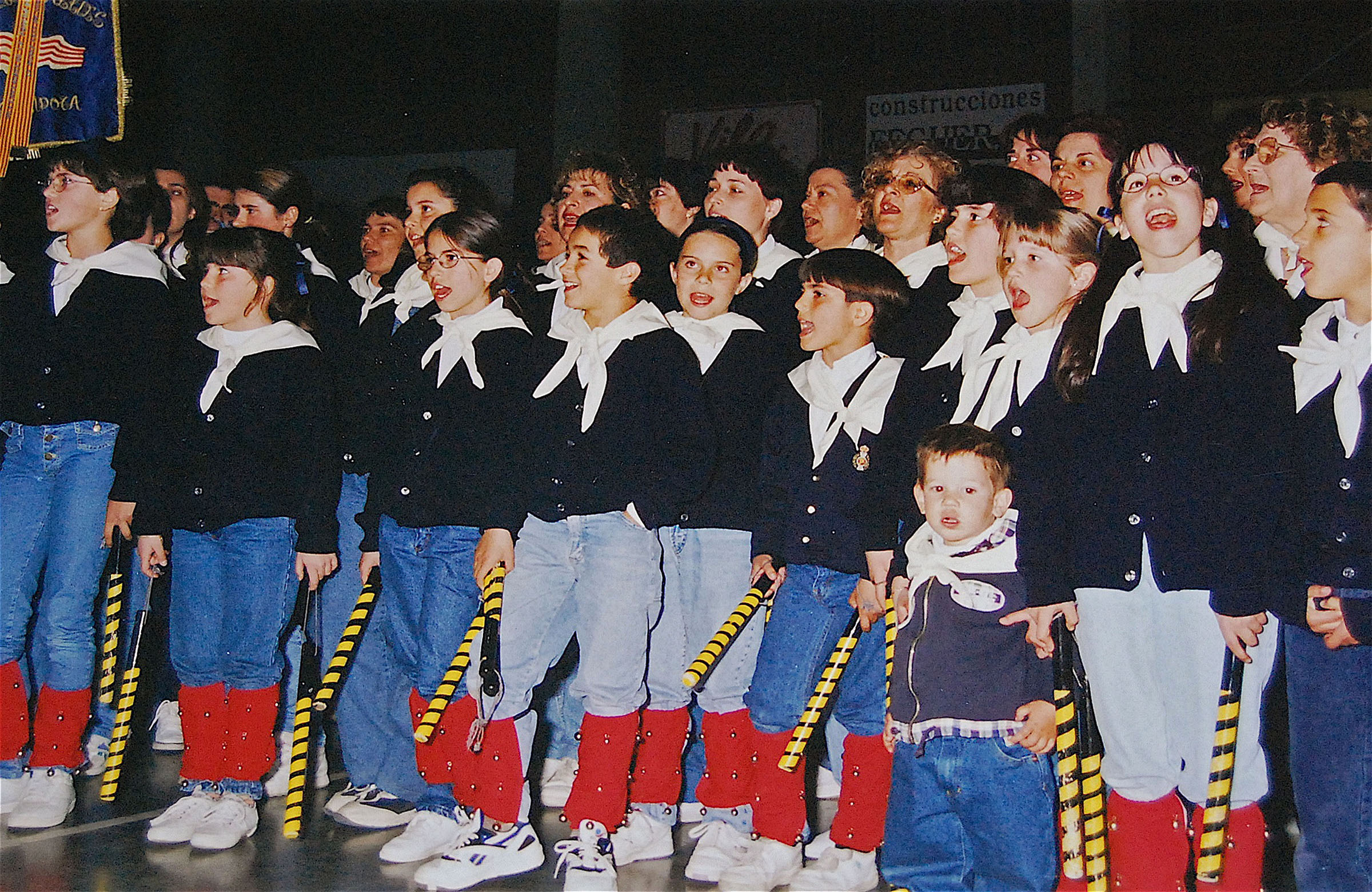 Any 1997 - ActuaciÃ³ de la colla caramellaire del barri de Salipota a la Trobada Caramellaire del PavellÃ³ (arxiu AssociaciÃ³ de VeÃ¯ns de Salipota).