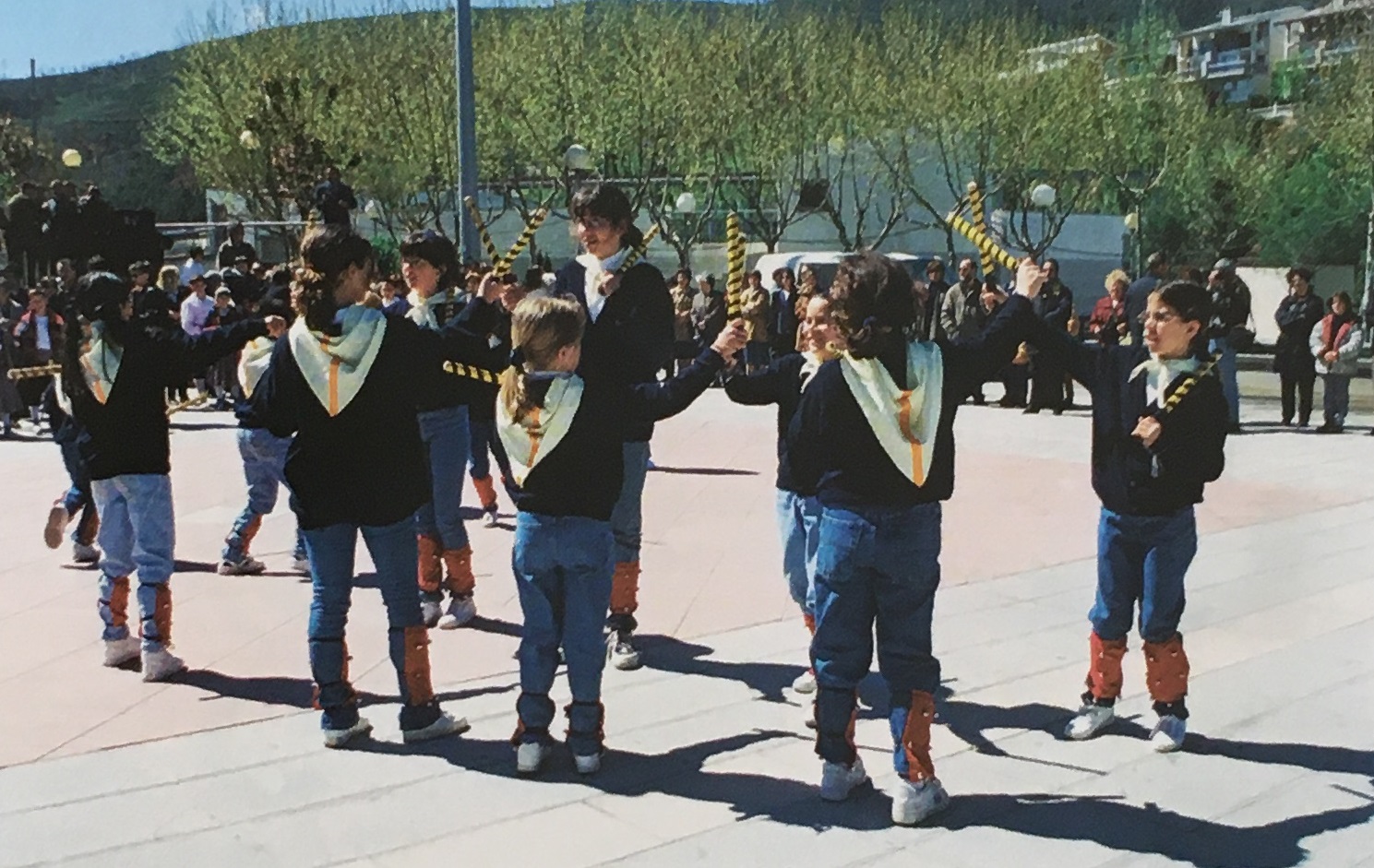 Any 1998 - ActuaciÃ³ de la colla caramellaire del barri de Salipota (font: llibre 'Les Caramelles de SÃºria' de NÃºria Balaguer i Riera).