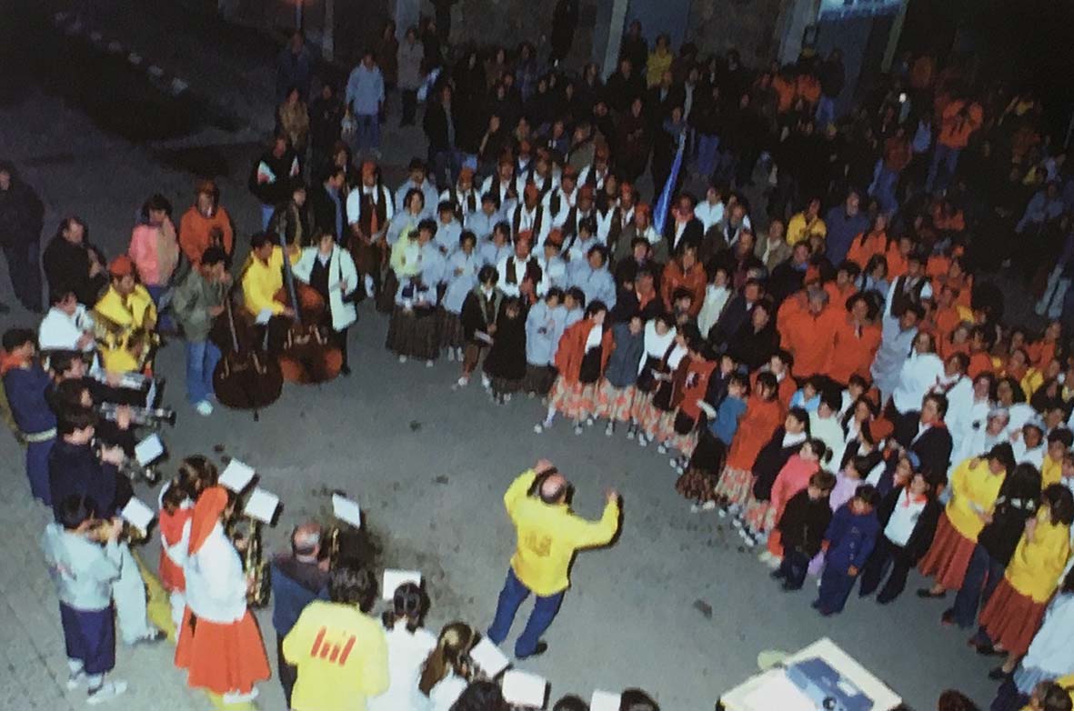 Any 2002 - InterpretaciÃ³ d'El Cant del Poble al final de la Mostra Caramellaire de la Casa de la Vila (font: llibre 'Les Caramelles de SÃºria' de NÃºria Balaguer i Riera).