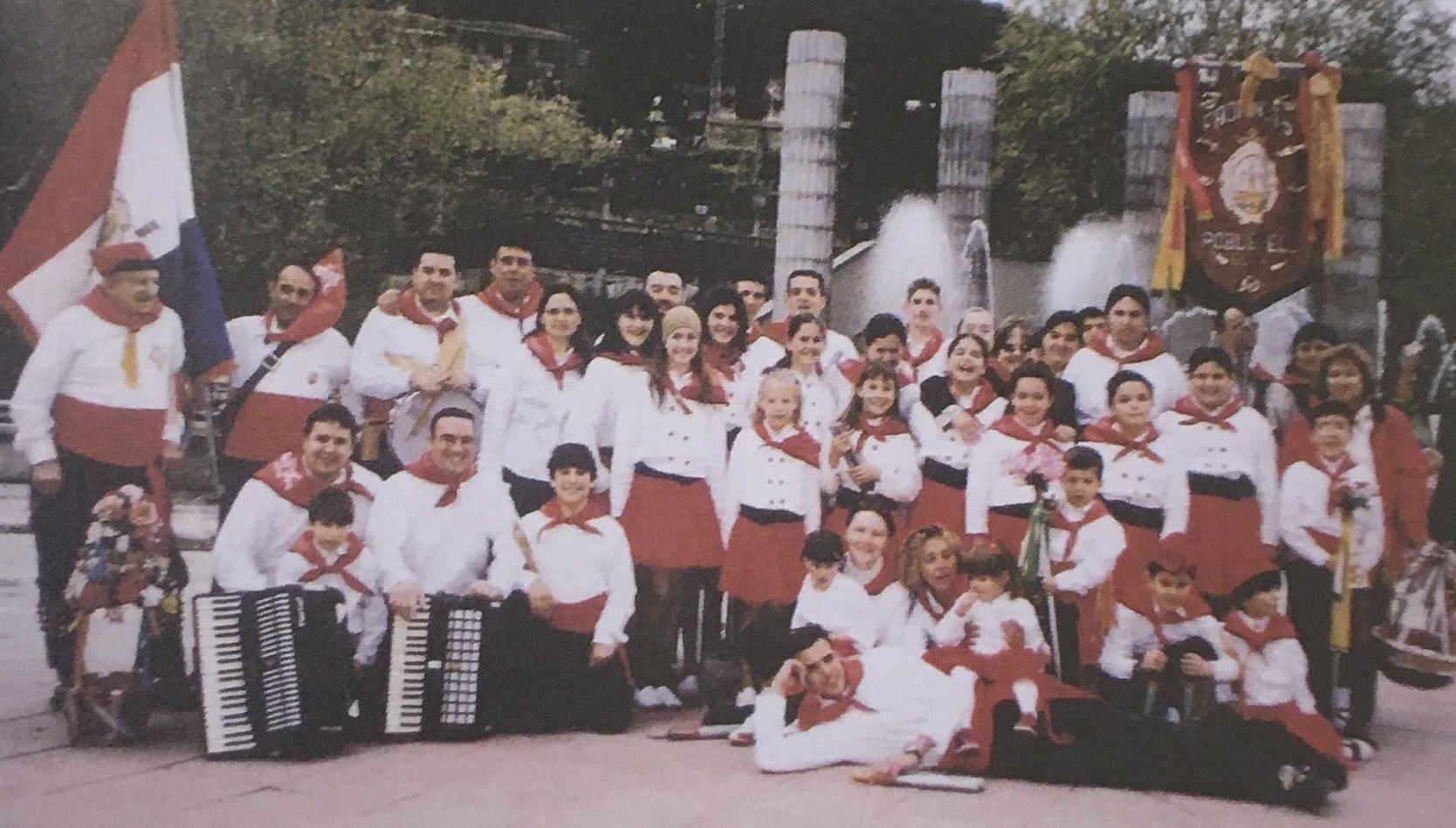 Any 2003 - Colla caramellaire dels Fadrinets del Poble Vell (font: llibre 'Les Caramelles de SÃºria' de NÃºria Balaguer i Riera).