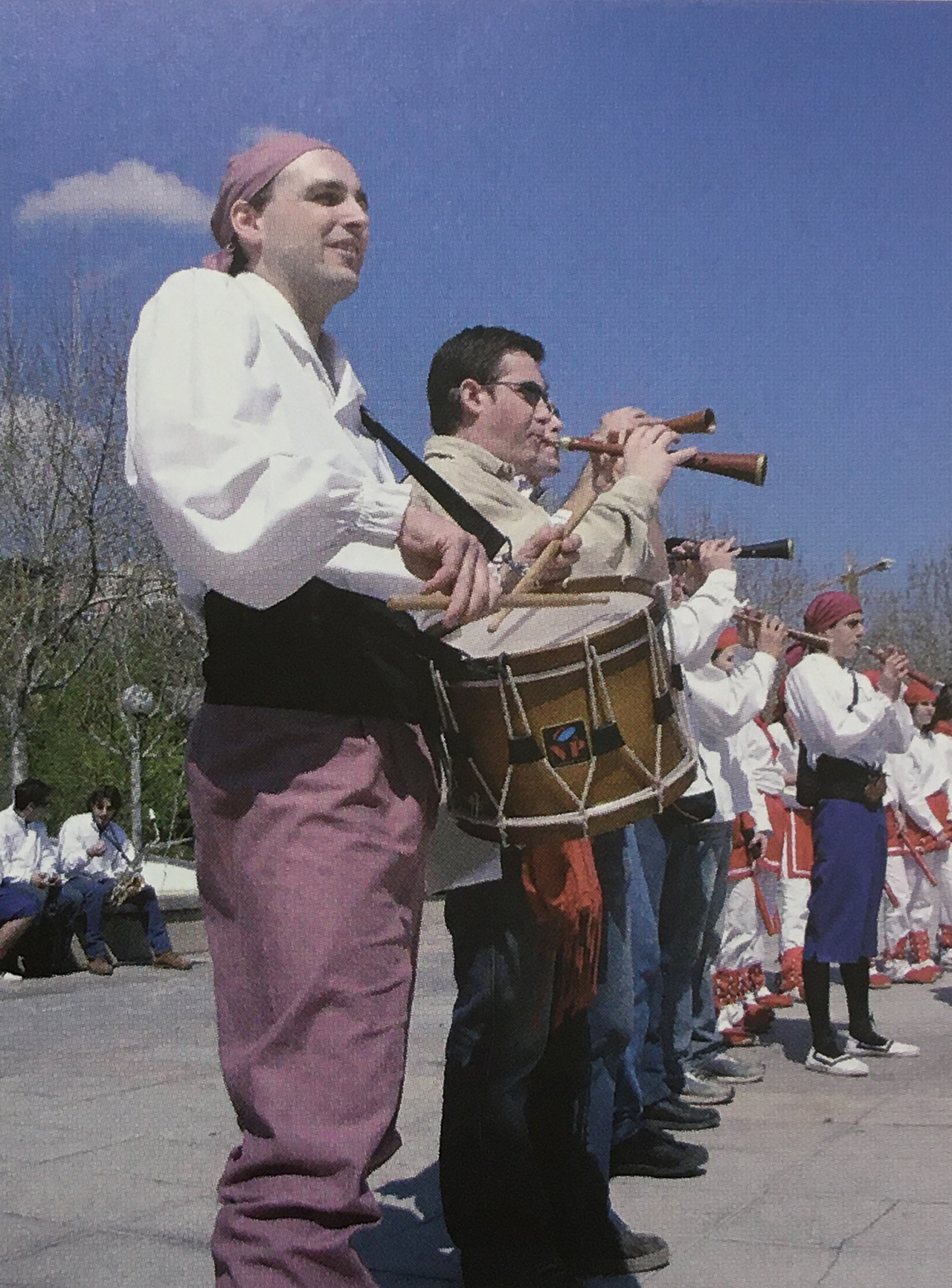 Any 2004 - Acompanyament musical de la colla caramellaire de l'AgrupaciÃ³ Sardanista (font: llibre 'Les Caramelles de SÃºria' de NÃºria Balaguer i Riera).