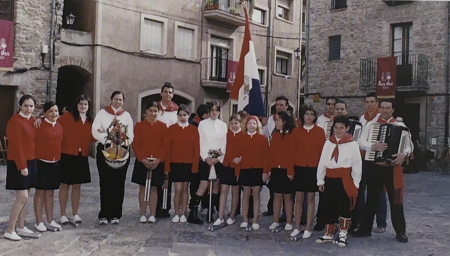 Any 2005 - Colla caramellaire dels Fadrinets del Poble Vell (font: llibre 'Les Caramelles de SÃºria' de NÃºria Balaguer i Riera).