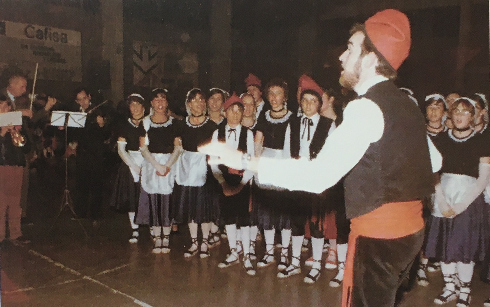 DÃ¨cada de 1980 - ActuaciÃ³ de la colla caramellaire del Foment Cultural (font: llibre 'Les Caramelles de SÃºria' de NÃºria Balaguer i Riera).