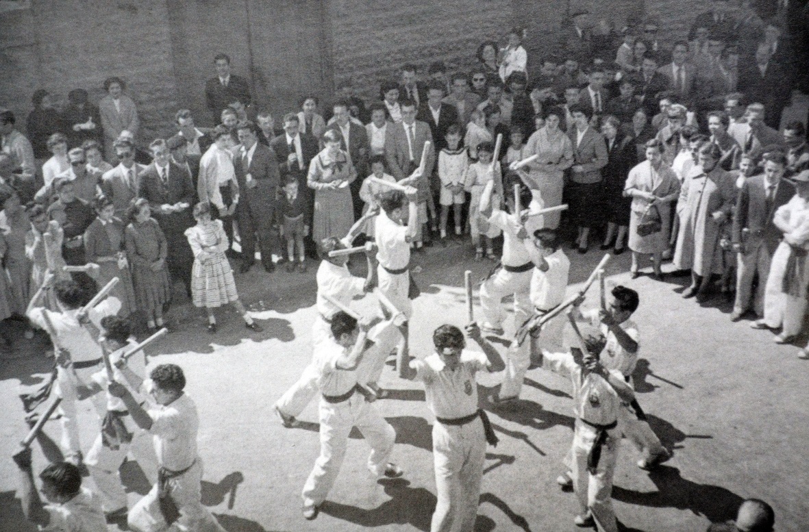 Any 1955 - Ball de Bastons de la colla caramellaire dels Jaumetons (font: llibre 'Les Caramelles de SÃºria' de NÃºria Balaguer i Riera).