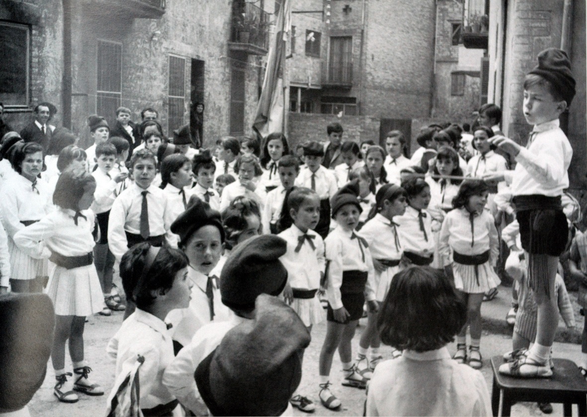 Any 1968 - ActuaciÃ³ de la colla caramellaire del cor de la ParrÃ²quia (font: llibre 'Les Caramelles de SÃºria' de NÃºria Balaguer i Riera).