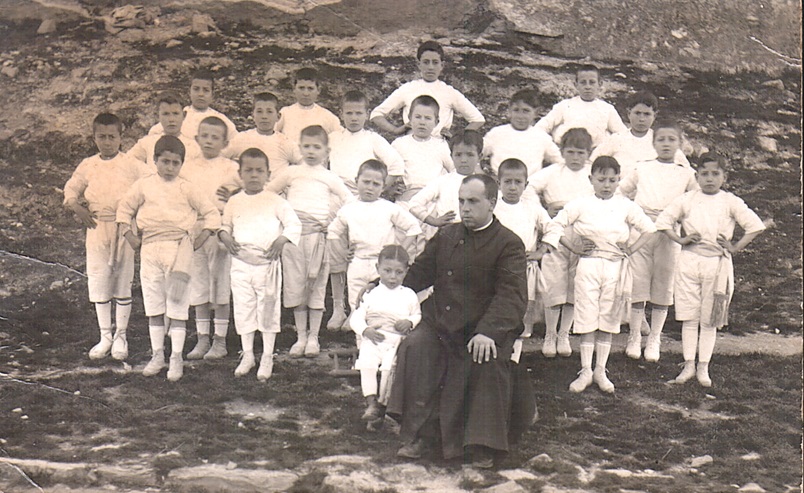 Any 1917 - Colla caramellaire del grup de l'Escolania Parroquial (font: llibre 'Les Caramelles de SÃºria' de NÃºria Balaguer i Riera).