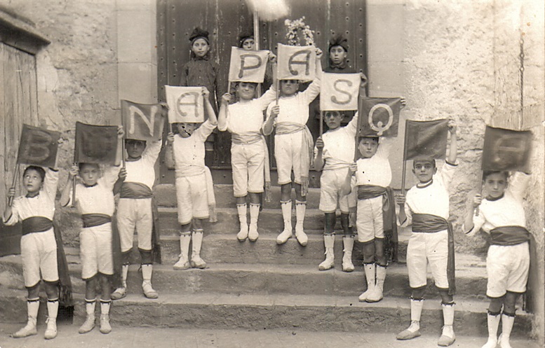 Primera meitat del segle XX - Colla caramellaire del grup de l'Escolania Parroquial (font: llibre 'Les Caramelles de SÃºria' de NÃºria Balaguer i Riera).