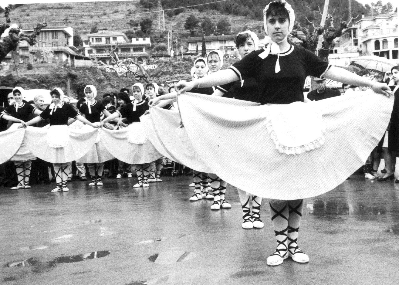 DÃ¨cada de 1980 - ActuaciÃ³ caramellaire de la colla dels Grans de l'AgrupaciÃ³ Sardanista.