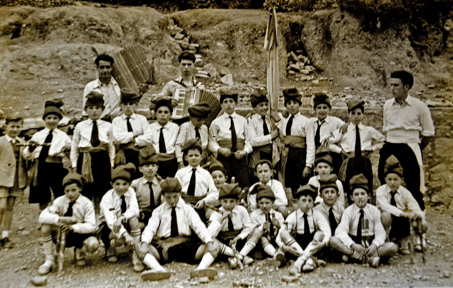 DÃ¨cada de 1950 - Colla caramellaire del Centre CatÃ²lic (font: llibre 'Les Caramelles de SÃºria' de NÃºria Balaguer i Riera).