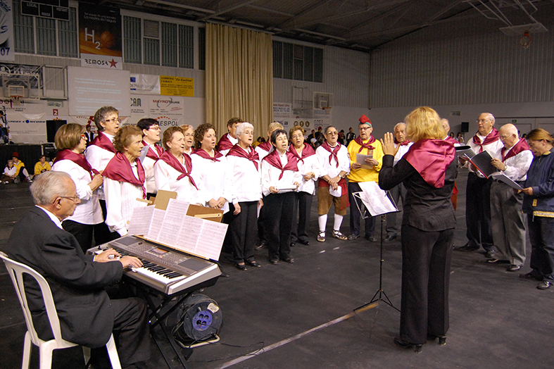 ActuaciÃ³ de la colla de la Coral L'Esplai al PavellÃ³ Municipal d'Esports - Abril de 2009.