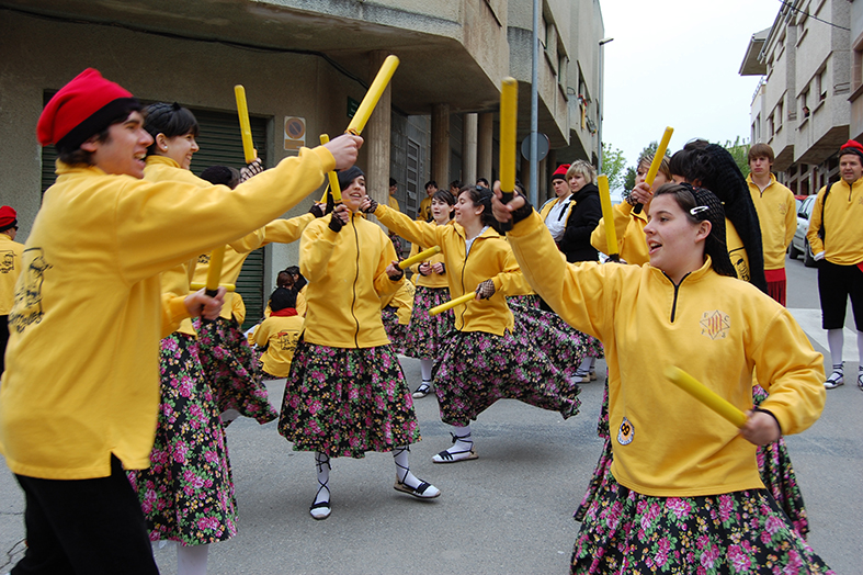 ActuaciÃ³ de la colla Juvenil del Foment Cultural al centre urbÃ  - Abril de 2009.