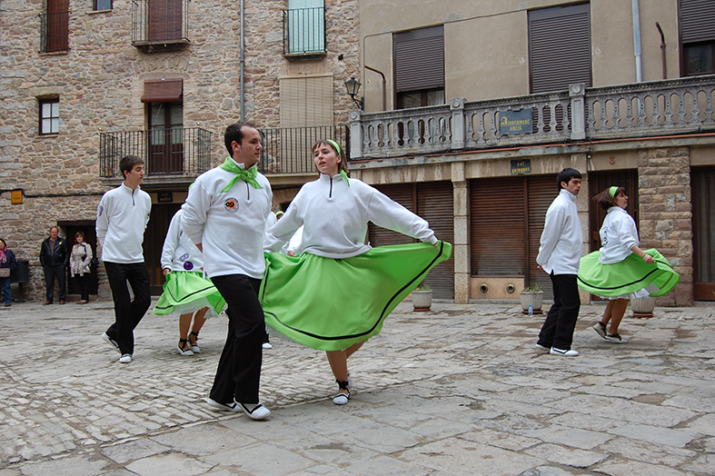 ActuaciÃ³ de la colla dels Grans de l'AgrupaciÃ³ Sardanista a la plaÃ§a Major del Poble Vell - Abril de 2009.
