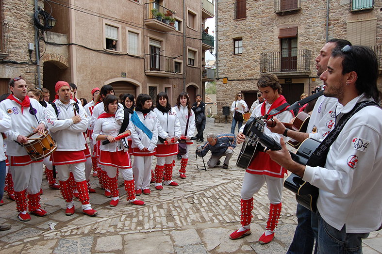 ActuaciÃ³ de la colla dels Grans de l'AgrupaciÃ³ Sardanista a la plaÃ§a Major del Poble Vell - Abril de 2009.