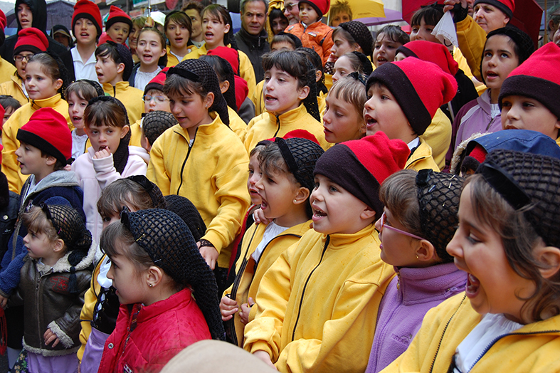 ActuaciÃ³ de la colla Infantil del Foment Cultural al centre urbÃ  - Abril de 2009.
