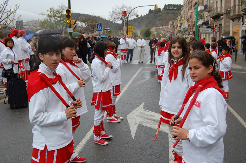 ActuaciÃ³ de la colla dels Petits de l'AgrupaciÃ³ Sardanista al centre urbÃ  - Abril de 2009.