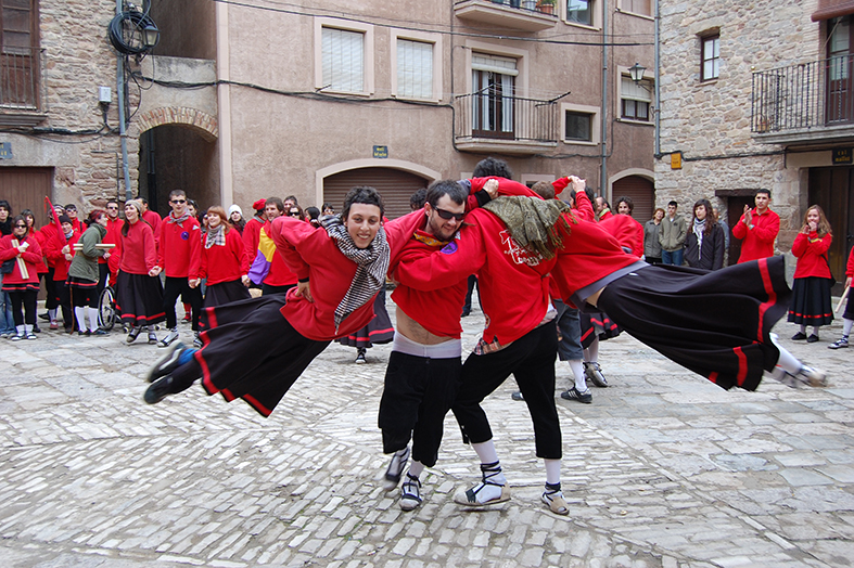ActuaciÃ³ de la colla de l'Altatxu a la plaÃ§a Major del Poble Vell - Abril de 2009.