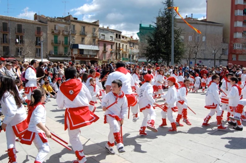 ActuaciÃ³ de la colla dels Petits de l'AgrupaciÃ³ Sardanista a la plaÃ§a de la Serradora - Abril de 2010.