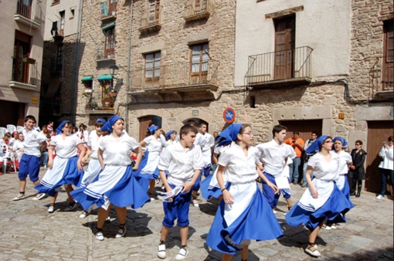 ActuaciÃ³ de la colla Juvenil de l'AgrupaciÃ³ Sardanista a la plaÃ§a Major del Poble Vell - Abril de 2010.
