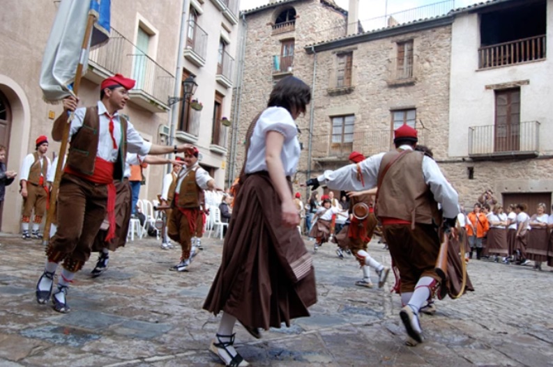 ActuaciÃ³ de la colla del Tro Gros a la plaÃ§a Major del Poble Vell - Abril de 2010.