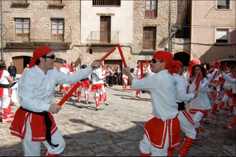 ActuaciÃ³ de la colla dels Grans de l'AgrupaciÃ³ Sardanista a la plaÃ§a Major del Poble Vell - Abril de 2010.