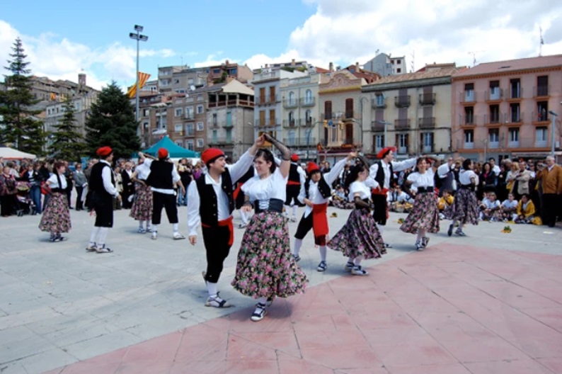 ActuaciÃ³ de la colla Juvenil del Foment Cultural a la plaÃ§a de Sant Joan - Abril de 2010.
