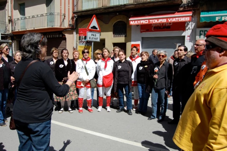 ActuaciÃ³ de la colla de la Coral SÃ²rissons al centre urbÃ  - Abril de 2010.