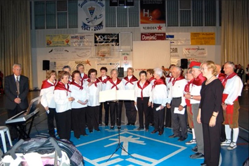 SaltaciÃ³ de la colla de la Coral L'Esplai a la Trobada Caramellaire del PavellÃ³ Municipal d'Esports - Abril de 2010.