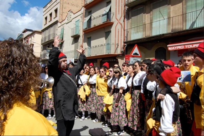 ActuaciÃ³ de la colla Juvenil del Foment Cultural al centre urbÃ  - Abril de 2010.