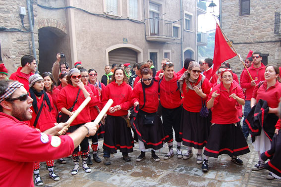 ActuaciÃ³ de la colla de l'Altatxu a la plaÃ§a Major del Poble Vell - Abril de 2011.