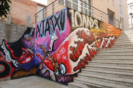 Grafiti commemoratiu de la colla de l'Altatxu al carrer Vilanova - Abril de 2011.