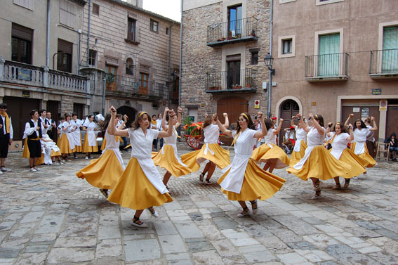 ActuaciÃ³ de la colla dels Grans de l'AgrupaciÃ³ Sardanista a la plaÃ§a Major del Poble Vell - Abril de 2011.