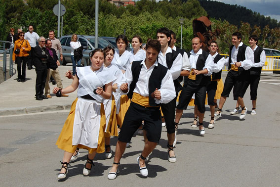 ActuaciÃ³ de la colla dels Grans de l'AgrupaciÃ³ Sardanista al centre urbÃ  - Abril de 2011.