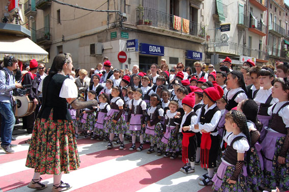 ActuaciÃ³ de la colla Infantil del Foment Cultural al centre urbÃ  - Abril de 2011.