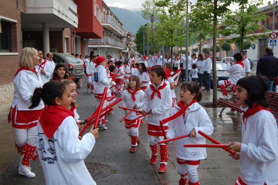 ActuaciÃ³ de la colla dels Petits de l'AgrupaciÃ³ Sardanista al barri Joncarets - Abril de 2011.
