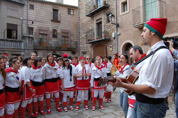 ActuaciÃ³ de la colla dels Grans de l'AgrupaciÃ³ Sardanista a la plaÃ§a Major del Poble Vell - Abril de 2011.