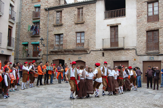 ActuaciÃ³ de la colla del Tro Gros a la plaÃ§a Major del Poble Vell - Abril de 2011.