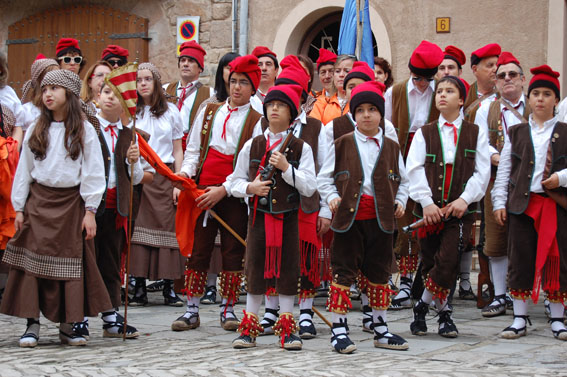 Colla del Tro Gros a la plaÃ§a Major del Poble Vell - Abril de 2011.