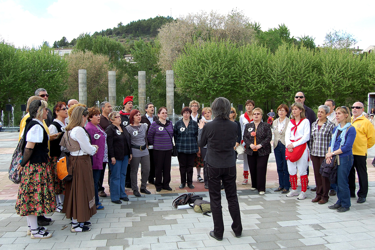 ActuaciÃ³ de la colla de la Coral SÃ²rissons a la plaÃ§a de Sant Joan - Abril de 2011.