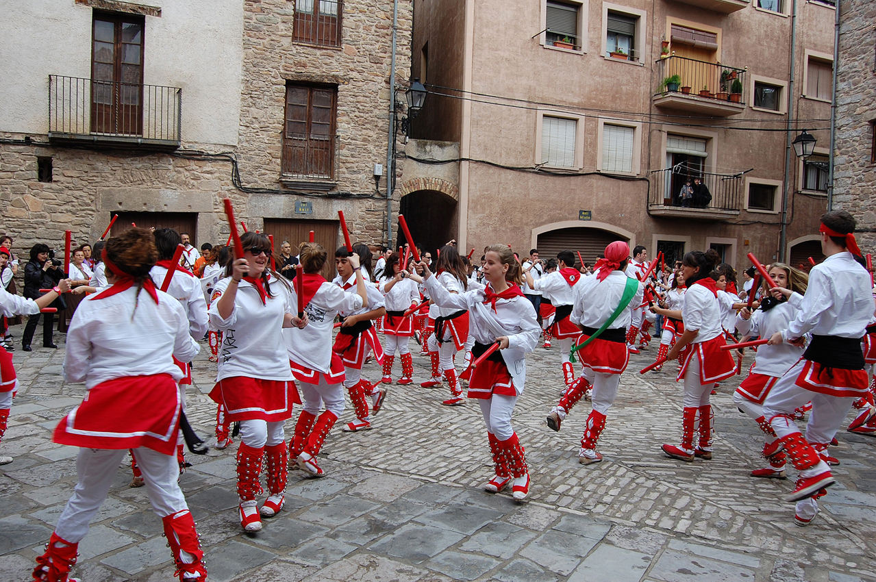 ActuaciÃ³ de la colla dels Grans de l'AgrupaciÃ³ Sardanista a la plaÃ§a Major del Poble Vell - Abril de 2011.