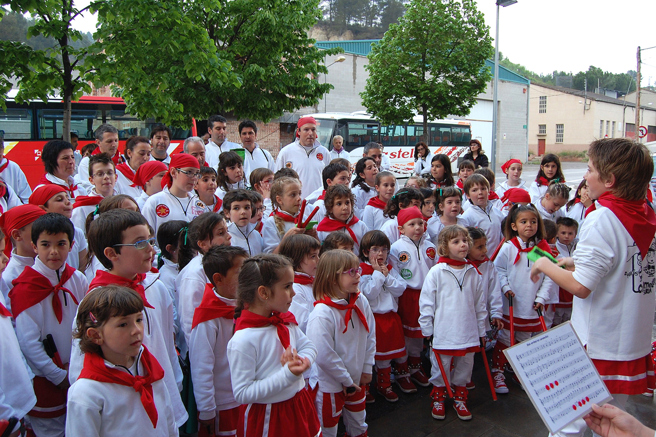 ActuaciÃ³ de la colla dels Petits de l'AgrupaciÃ³ Sardanista al barri Joncarets - Abril de 2011.
