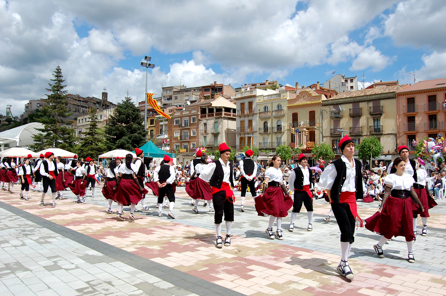 ActuaciÃ³ de la colla Juvenil del Foment Cultural a la plaÃ§a de Sant Joan - Abril de 2011.