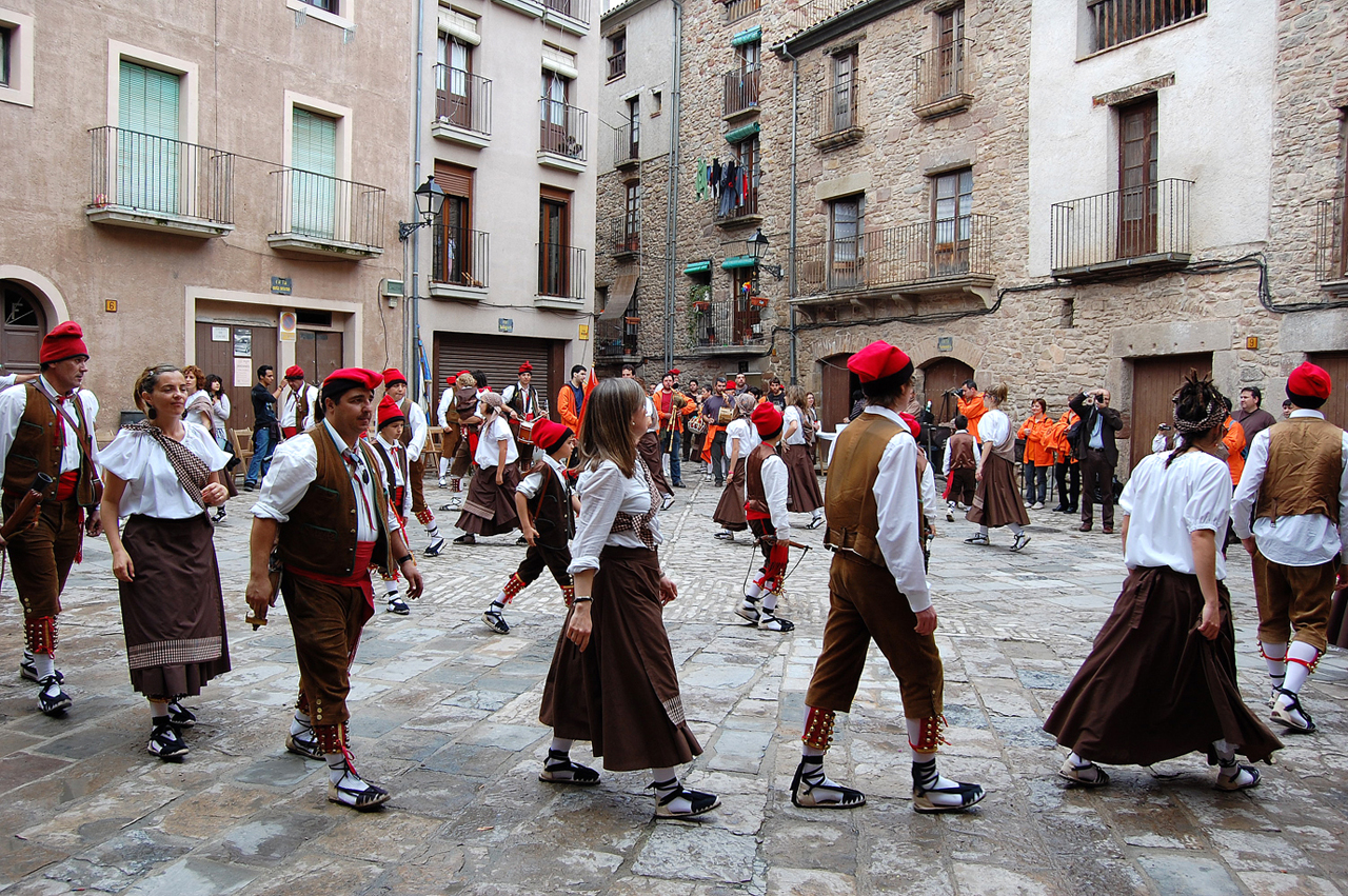 ActuaciÃ³ de la colla del Tro Gros a la plaÃ§a Major del Poble Vell - Abril de 2011.