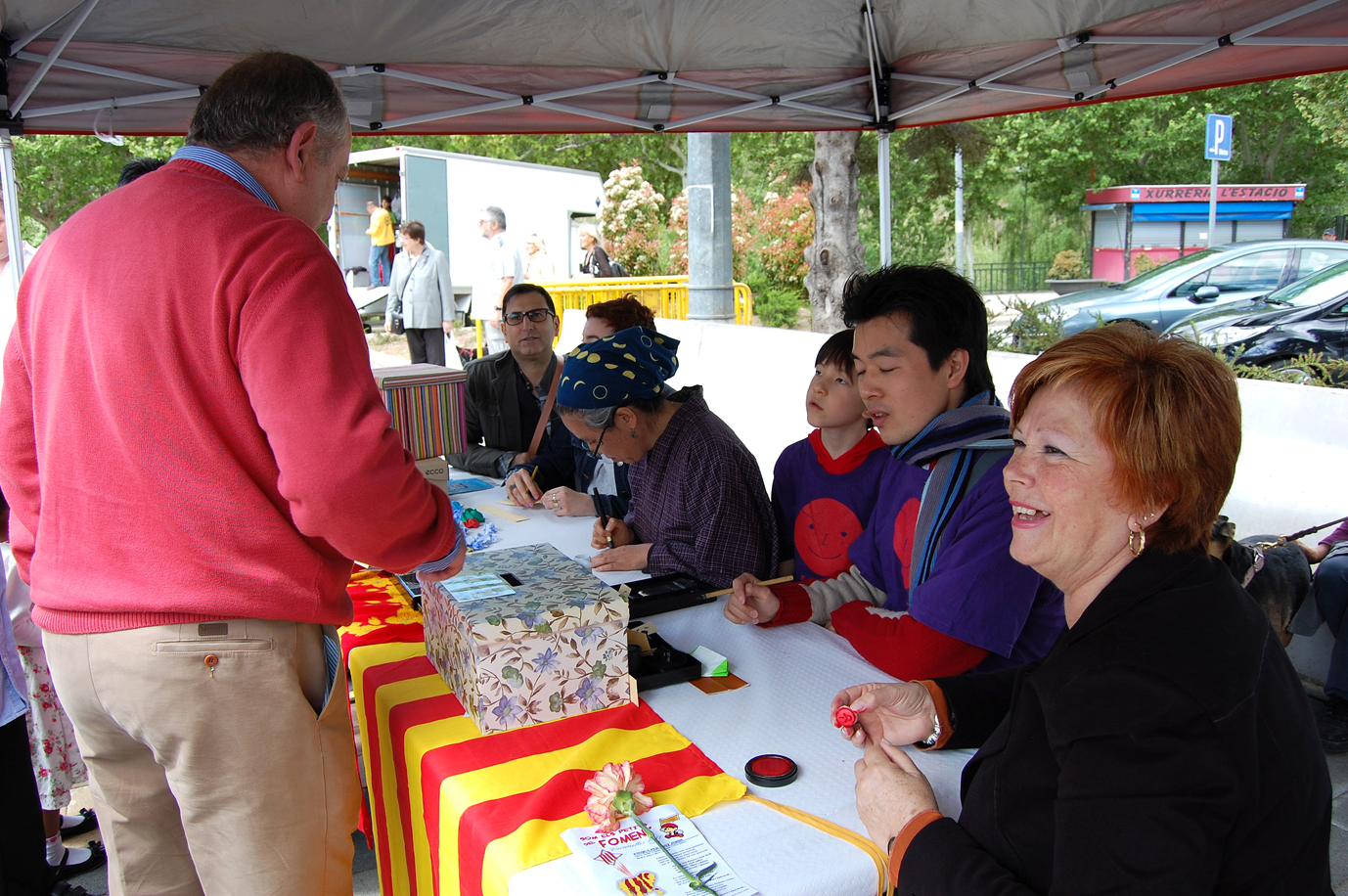 Parada dâ€™elaboraciÃ³ de punts de llibre amb calÂ·ligrafia japonesa a la plaÃ§a de Sant Joan per recollir donatius per als afectats pel tsunami i lâ€™accident nuclear del paÃ­s nipÃ³ - Abril de 2011.