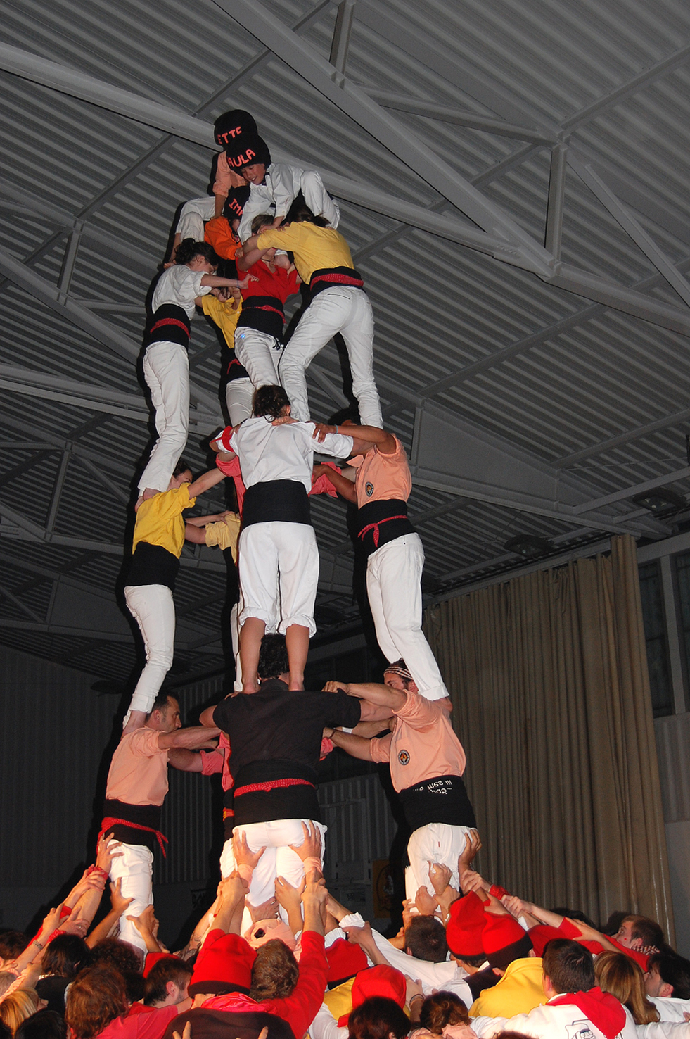 ActuaciÃ³ de la colla castellera Salats durant la Trobada Caramellaire del PavellÃ³ Municipal d'Esports - Abril de 2011.