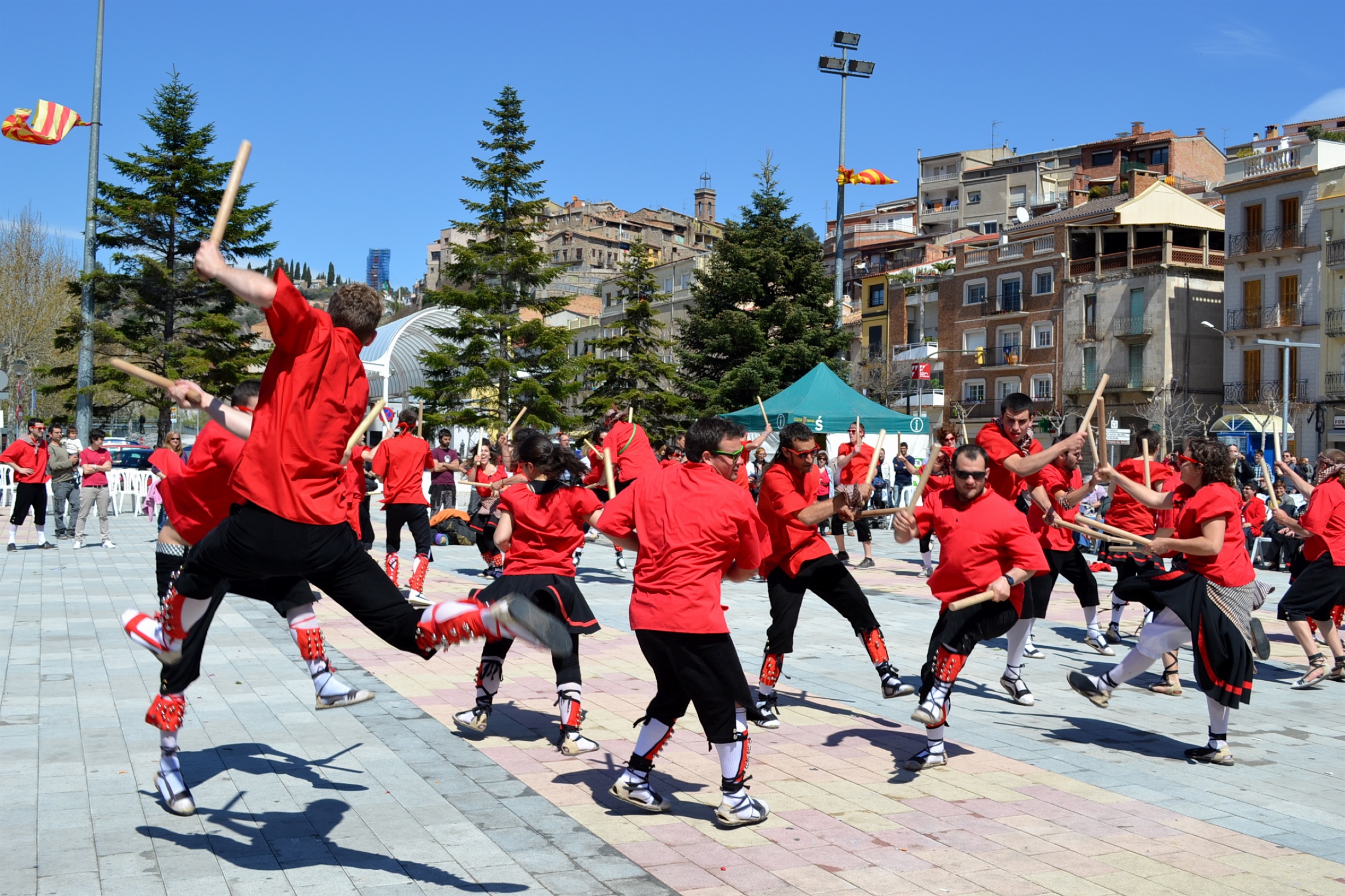 ActuaciÃ³ de la colla de l'Altatxu a la plaÃ§a de Sant Joan - Abril de 2012.