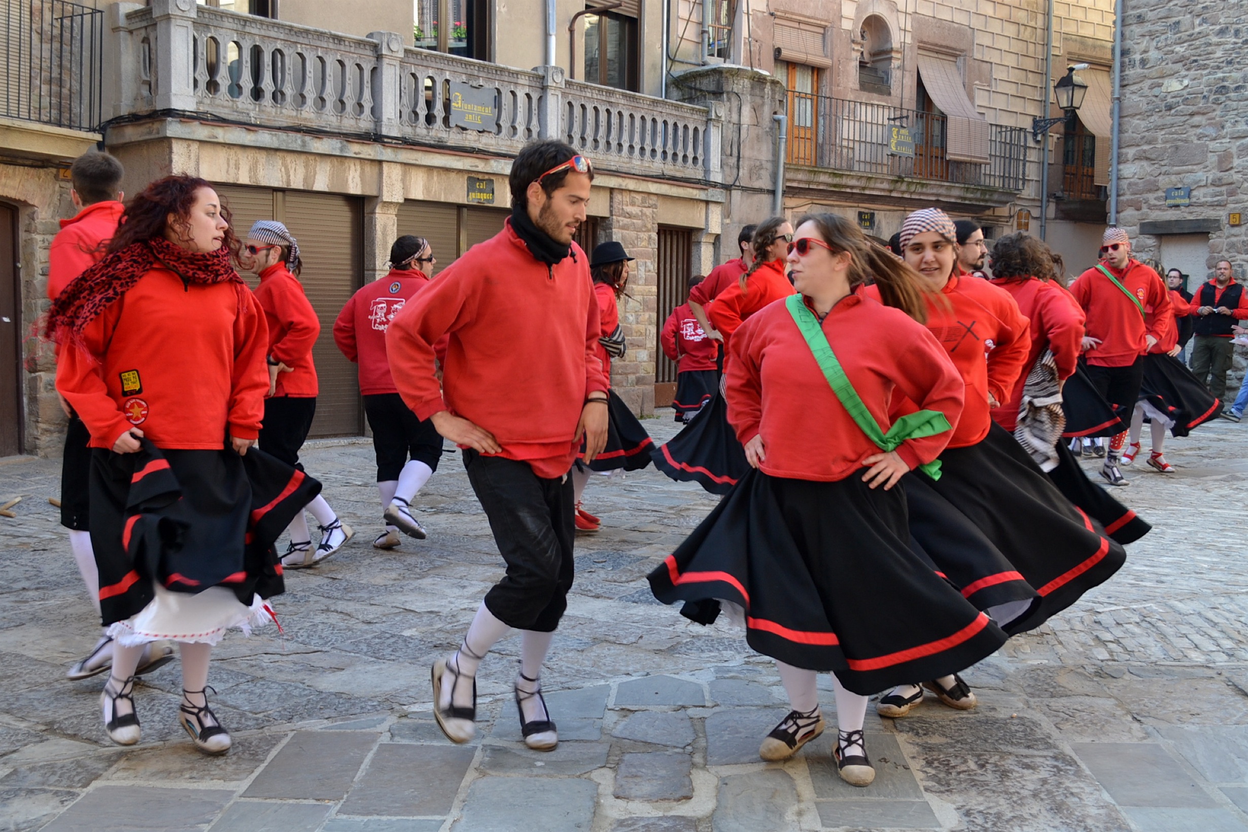 ActuaciÃ³ de la colla de l'Altatxu a la plaÃ§a Major del Poble Vell - Abril de 2012.