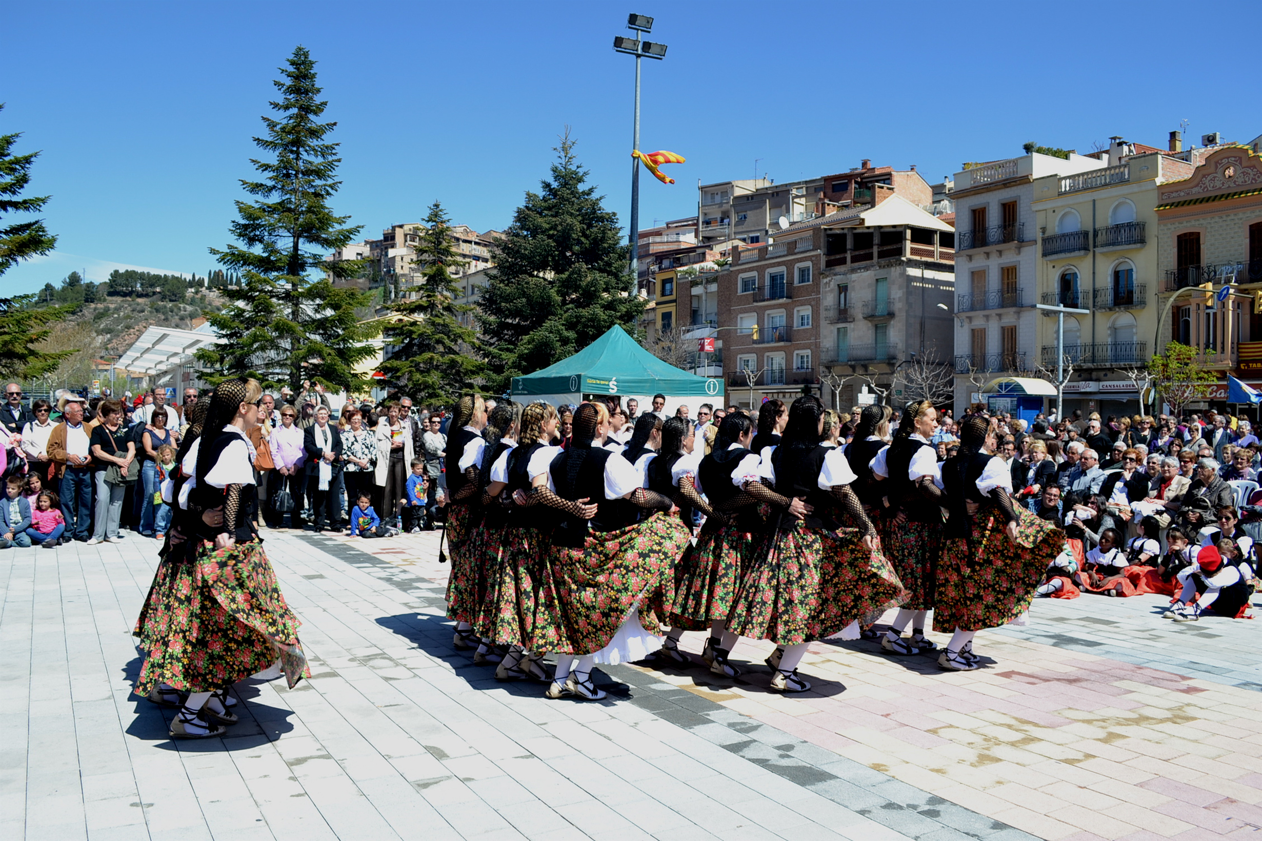 Ball de mares del Foment Cultural a la plaÃ§a de Sant Joan - Abril de 2012.