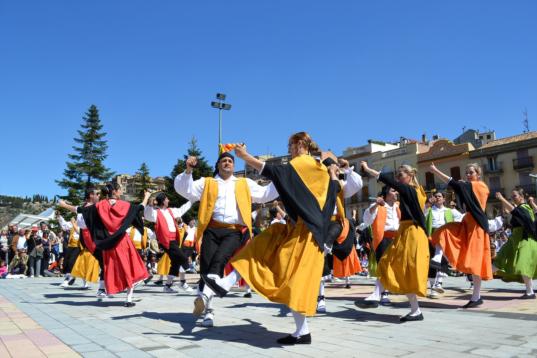 ActuaciÃ³ de la colla dels Grans de l'AgrupaciÃ³ Sardanista a la plaÃ§a de Sant Joan - Abril de 2012.