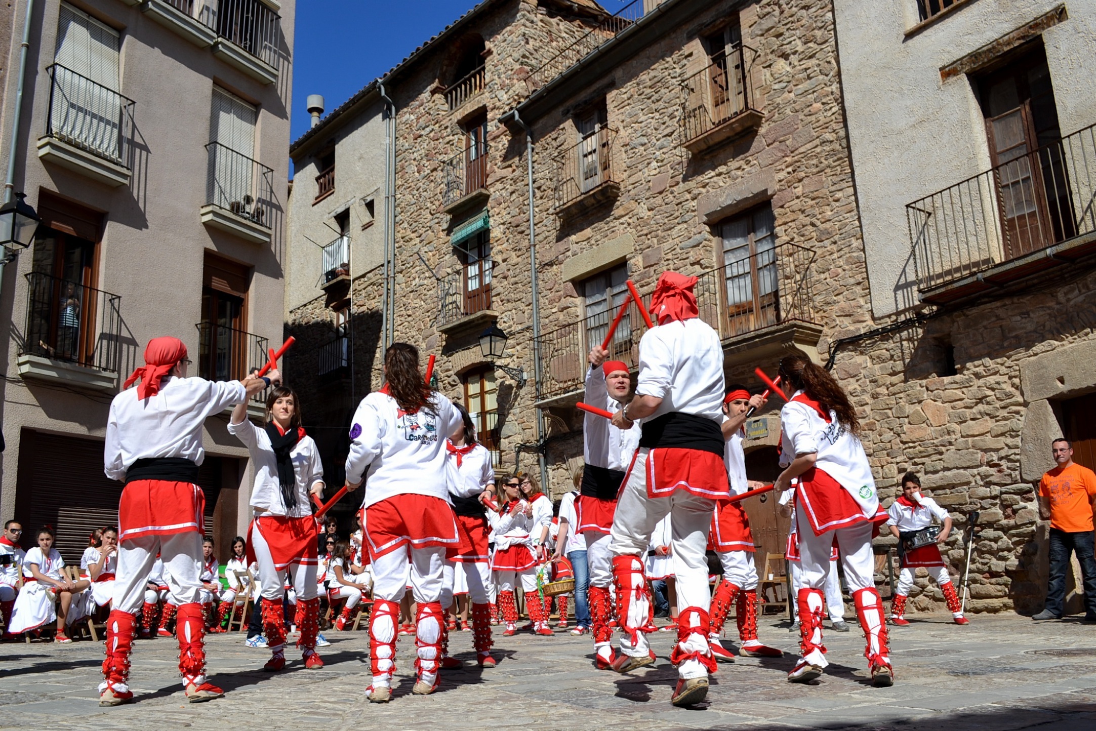 ActuaciÃ³ de la colla dels Grans de l'AgrupaciÃ³ Sardanista a la plaÃ§a Major del Poble Vell - Abril de 2012.